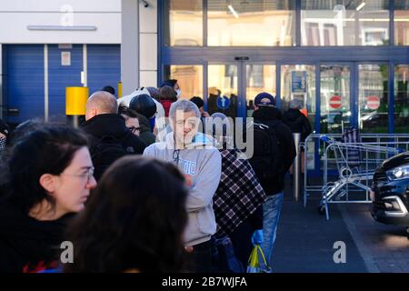 Brüssel, Belgien. März 2020. Käufer stehen in einer Warteschlange vor einem Supermarkt, bevor die belgische Regierung einen Coronavirus-Lockdown verhängt. Credit: ALEXANDROS MICHAILIDIS/Alamy Live News Stockfoto