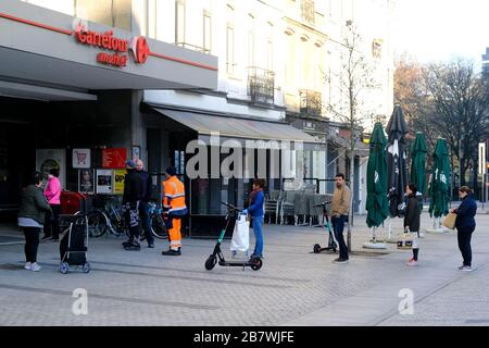 Brüssel, Belgien. März 2020. Käufer stehen in einer Warteschlange vor einem Supermarkt, bevor die belgische Regierung einen Coronavirus-Lockdown verhängt. Credit: ALEXANDROS MICHAILIDIS/Alamy Live News Stockfoto