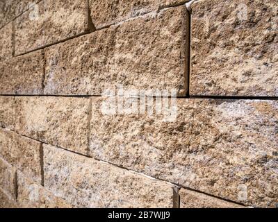Hintergrund der Steinwand. Wand aus Steinblöcken aus Granit. Stockfoto