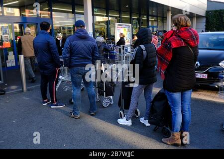 Brüssel, Belgien. März 2020. Käufer stehen in einer Warteschlange vor einem Supermarkt, bevor die belgische Regierung einen Coronavirus-Lockdown verhängt. Credit: ALEXANDROS MICHAILIDIS/Alamy Live News Stockfoto
