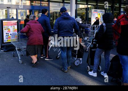 Brüssel, Belgien. März 2020. Käufer stehen in einer Warteschlange vor einem Supermarkt, bevor die belgische Regierung einen Coronavirus-Lockdown verhängt. Credit: ALEXANDROS MICHAILIDIS/Alamy Live News Stockfoto