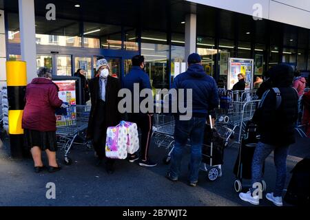 Brüssel, Belgien. März 2020. Käufer stehen in einer Warteschlange vor einem Supermarkt, bevor die belgische Regierung einen Coronavirus-Lockdown verhängt. Credit: ALEXANDROS MICHAILIDIS/Alamy Live News Stockfoto