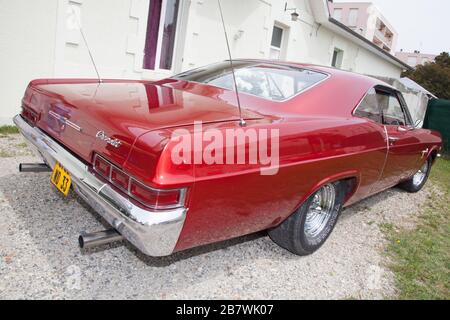 Bordeaux, Aquitanien / Frankreich - 11 07 2019: Oldtimer Chevrolet Impala Red Car Stockfoto