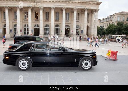 Bordeaux, Aquitanien/Frankreich - 11 13 2019 : Rolls-Royce Phantom im großen Theater Bordeaux France am Comedy-Platz geparkt Stockfoto