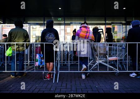 Brüssel, Belgien. März 2020. Käufer stehen in einer Warteschlange vor einem Supermarkt, bevor die belgische Regierung einen Coronavirus-Lockdown verhängt. Credit: ALEXANDROS MICHAILIDIS/Alamy Live News Stockfoto