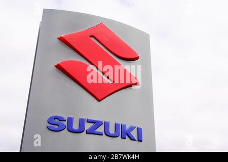 Bordeaux, Aquitanien / Frankreich - 10 02 2019 : Schild mit dem Motorradhändler Suzuki gegen den blauen Himmel Stockfoto