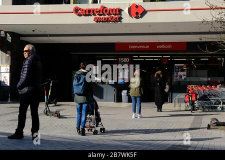 Brüssel, Belgien. März 2020. Käufer stehen in einer Warteschlange vor einem Supermarkt, bevor die belgische Regierung einen Coronavirus-Lockdown verhängt. Credit: ALEXANDROS MICHAILIDIS/Alamy Live News Stockfoto