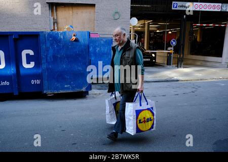 Brüssel, Belgien. März 2020. Käufer stehen in einer Warteschlange vor einem Supermarkt, bevor die belgische Regierung einen Coronavirus-Lockdown verhängt. Credit: ALEXANDROS MICHAILIDIS/Alamy Live News Stockfoto