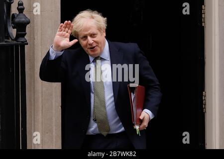 London, Großbritannien. März 2020. Der britische Premierminister Boris Johnson verlässt die 10 Downing Street für die Fragen des Premierministers am 18. März 2020 in London, Großbritannien. Kredit: Tim Ireland/Xinhua/Alamy Live News Stockfoto