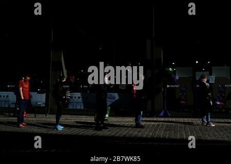 Brüssel, Belgien. März 2020. Käufer stehen in einer Warteschlange vor einem Supermarkt, bevor die belgische Regierung einen Coronavirus-Lockdown verhängt. Credit: ALEXANDROS MICHAILIDIS/Alamy Live News Stockfoto