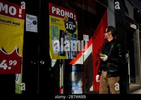 Brüssel, Belgien. März 2020. Käufer stehen in einer Warteschlange vor einem Supermarkt, bevor die belgische Regierung einen Coronavirus-Lockdown verhängt. Credit: ALEXANDROS MICHAILIDIS/Alamy Live News Stockfoto