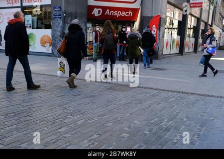 Brüssel, Belgien. März 2020. Käufer stehen in einer Warteschlange vor einem Supermarkt, bevor die belgische Regierung einen Coronavirus-Lockdown verhängt. Credit: ALEXANDROS MICHAILIDIS/Alamy Live News Stockfoto