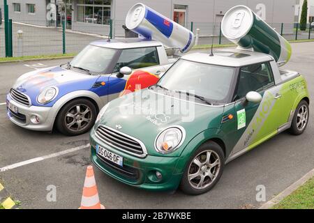 Bordeaux, Aquitanien / Frankreich - 10 17 2019 : Organic Drink Advertising Mini Cooper Car Red Bull Stockfoto