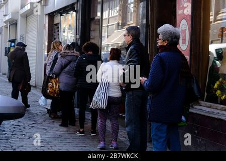 Brüssel, Belgien. März 2020. Käufer stehen in einer Warteschlange vor einem Supermarkt, bevor die belgische Regierung einen Coronavirus-Lockdown verhängt. Credit: ALEXANDROS MICHAILIDIS/Alamy Live News Stockfoto