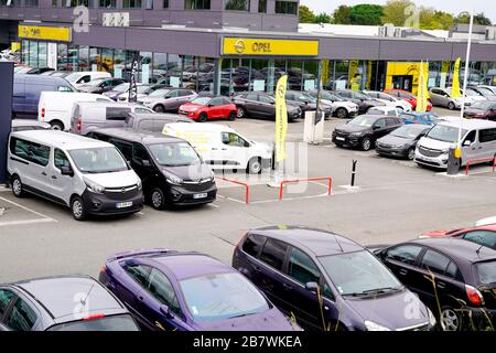 Bordeaux , Aquitanien / Frankreich - 10 14 2019 : Opel-Autohaus des deutschen Automobilherstellers Teil der peugeot French Groupe PSA Stockfoto