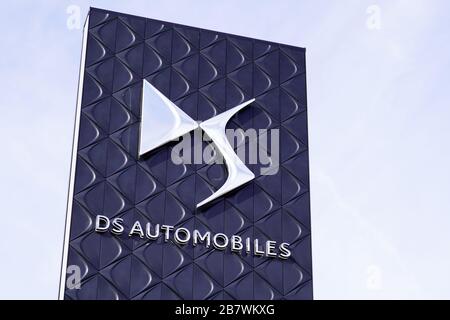 Bordeaux , Aquitanien / Frankreich - 10 27 2019 : ds Automobiles signieren Logo Shop Autohändler französischer Automobilhersteller Stockfoto