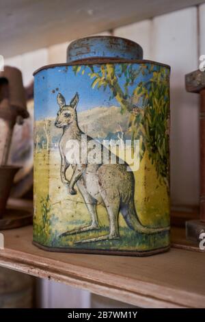 Eine Zinn mit einem Känguru-Gemälde im Anwesen Crawley. Im Monte Cristo Colonial Homestead Museum in Junee, NSW, Australien. Stockfoto