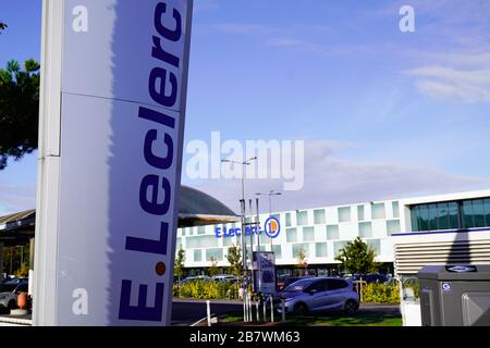 Bordeaux, Aquitanien / Frankreich - 11 13 2019 : leclerc Ladenschild Ladenfassade mit Logo E.Leclerc französischer Supermarkt Stockfoto