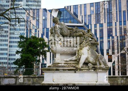 Skulptur/Denkmal des Bildhauers Karl Hilgers (1844 - 1925), enthüllt am 18. Oktober 1892. Es befindet sich in Hofgarten, Deutschlands ältestem öffentlichen Garten. Stockfoto