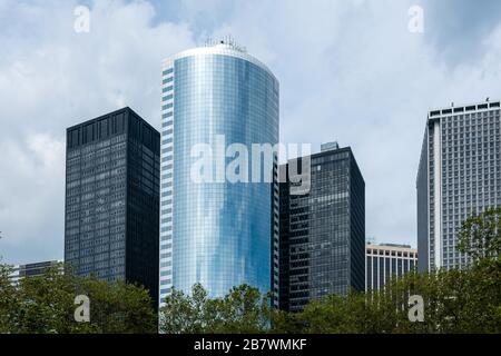 New York, USA - 7. Juni 2019: Tiefblick auf Wolkenkratzer im Finanzbezirk von New York, USA Stockfoto