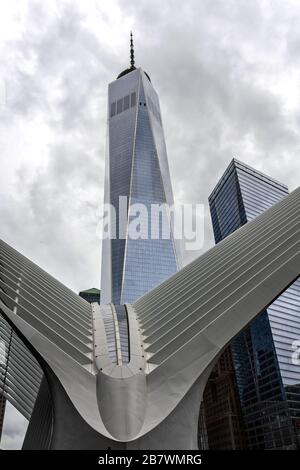 New York City, USA - 21. Juni 2019: Fragment des World Trade Centers in Lower Manhattan an einem bewölkten Tag Stockfoto