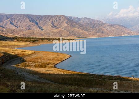 Toktogul Reservoir auf dem Gebiet des Toktogul Distrikts der Region Jalal-Abad in Kirgisistan. Stockfoto