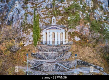 Kapelle aus dem Berg Riva del Garda, EINE kleine Kirche am Berg in der Nähe von Riva del Garda, in der Nähe des Gardasee in Norditalien Stockfoto