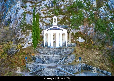 Kapelle aus dem Berg Riva del Garda, EINE kleine Kirche am Berg in der Nähe von Riva del Garda, in der Nähe des Gardasee in Norditalien Stockfoto