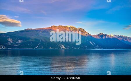 Schöne Landschaft. Blick auf den Gardasee und den Ponale-Pfad, der in den Felsen des Berges, Riva del Garda, Italien, eingemeißelt ist. Beliebte Reiseziele für TRA Stockfoto