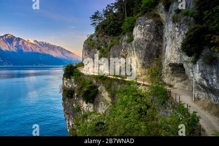 Schöne Landschaft. Blick auf den Gardasee und den Ponale-Pfad, der in den Felsen des Berges, Riva del Garda, Italien, eingemeißelt ist. Beliebte Reiseziele für TRA Stockfoto