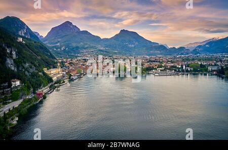 Schöne Landschaft. Blick auf den Gardasee und den Ponale-Pfad, der in den Felsen des Berges, Riva del Garda, Italien, eingemeißelt ist. Beliebte Reiseziele für TRA Stockfoto