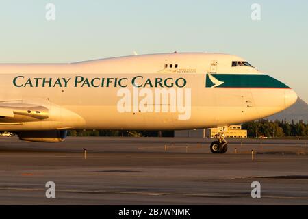 Nahaufnahme des Frachters Boeing 747 von Cathay Pacific Cargo in Anchorage, Alaska, USA. Flugzeug als B-LJF registriert. Frachter Flugzeugnase nah angeschossen Stockfoto