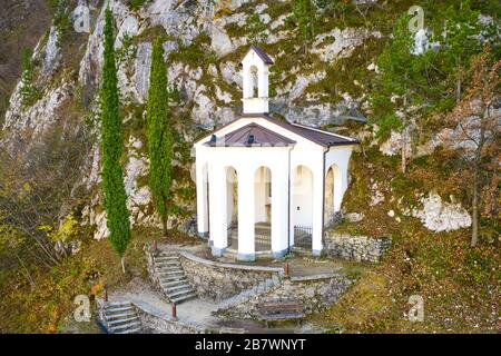 Kapelle aus dem Berg Riva del Garda, EINE kleine Kirche am Berg in der Nähe von Riva del Garda, in der Nähe des Gardasee in Norditalien Stockfoto