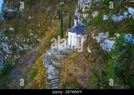 Kapelle aus dem Berg Riva del Garda, EINE kleine Kirche am Berg in der Nähe von Riva del Garda, in der Nähe des Gardasee in Norditalien Stockfoto