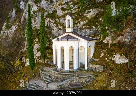 Kapelle aus dem Berg Riva del Garda, EINE kleine Kirche am Berg in der Nähe von Riva del Garda, in der Nähe des Gardasee in Norditalien Stockfoto