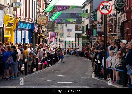 Leute in der College Street warten auf die Parade am 4. Juli und die Feierlichkeiten zum Unabhängigkeitstag in Killarney, County Kerry, Irland, seit 2019 Stockfoto