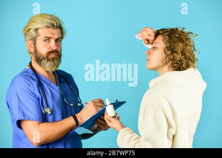 Symptome einer Virusinfektion. Medizinische Behandlung. Effektive Heilungen. Tests und Bestrahlung verschreiben. Kranker Patient. Diagnosekonzept. Medizinische Hilfe. Krankengeschichte. Arzt teilt Frau mit. Stockfoto