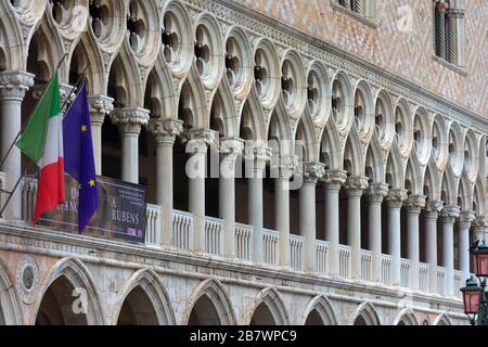 Arkade des Dogenpalastes, Venedig, Venetien, Italien Stockfoto