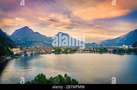 Schöne Landschaft. Blick auf den Gardasee und den Ponale-Pfad, der in den Felsen des Berges, Riva del Garda, Italien, eingemeißelt ist. Beliebte Reiseziele für TRA Stockfoto