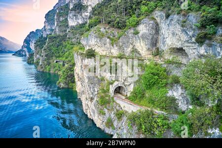 Schöne Landschaft. Blick auf den Gardasee und den Ponale-Pfad, der in den Felsen des Berges, Riva del Garda, Italien, eingemeißelt ist. Beliebte Reiseziele für TRA Stockfoto