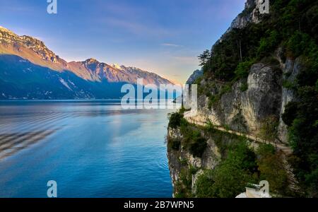 Schöne Landschaft. Blick auf den Gardasee und den Ponale-Pfad, der in den Felsen des Berges, Riva del Garda, Italien, eingemeißelt ist. Beliebte Reiseziele für TRA Stockfoto