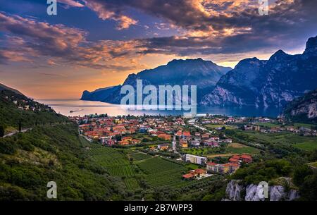 Blick auf Torbole, eine kleine Stadt am Gardasee, Italien. Europa, der schöne Gardasee, in der Sommerzeit von Bergen umgeben Stockfoto