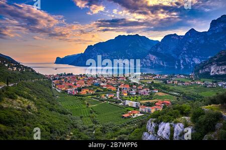 Blick auf Torbole, eine kleine Stadt am Gardasee, Italien. Europa, der schöne Gardasee, in der Sommerzeit von Bergen umgeben Stockfoto