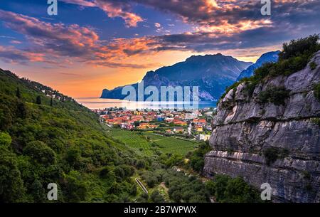 Blick auf Torbole, eine kleine Stadt am Gardasee, Italien. Europa, der schöne Gardasee, in der Sommerzeit von Bergen umgeben Stockfoto