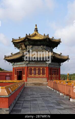 Kleiner Potala-Tempel, Putuo Zongcheng, Roter Palast, kleiner Innenhof, Dach, Pavillon, Shizigou, Chengde, Hebei Sheng, China Stockfoto