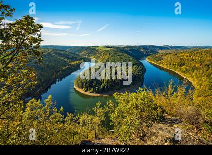 Blick auf den Hohenwarte-Stausee im Herbst, Saaleschleife, obere Saale, Naturpark Thueringer Schiefergebirge/obere Saale, Thüringen, Deutschland Stockfoto