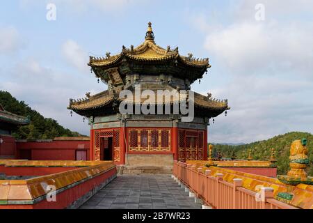 Kleiner Potala-Tempel, Putuo Zongcheng, Roter Palast, kleiner Innenhof, Pavillon, Shizigou, Chengde, Hebei Sheng, China Stockfoto