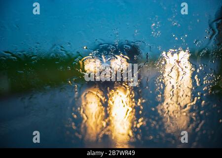 Straßenverkehr, verschwommene Sicht durch die Windschutzscheibe bei starkem Regen, Österreich Stockfoto