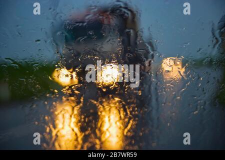 Straßenverkehr, verschwommene Sicht durch die Windschutzscheibe bei starkem Regen, Österreich Stockfoto