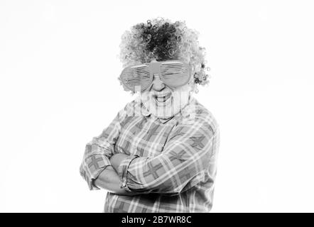 Älterer Clown. Mann Senior bärtige fröhliche Person trägt bunte Perücke und Sonnenbrille. Viel Spaß. Lustiger Lebensstil. Spaß und Unterhaltung. Comic-Großvater-Konzept. Schöner Witz. Opa immer Spaß. Stockfoto